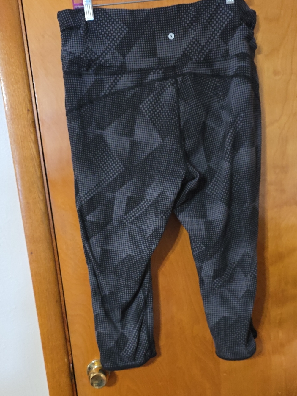 Black Geometric Capri Active Leggings for Women - Picture 6 of 6